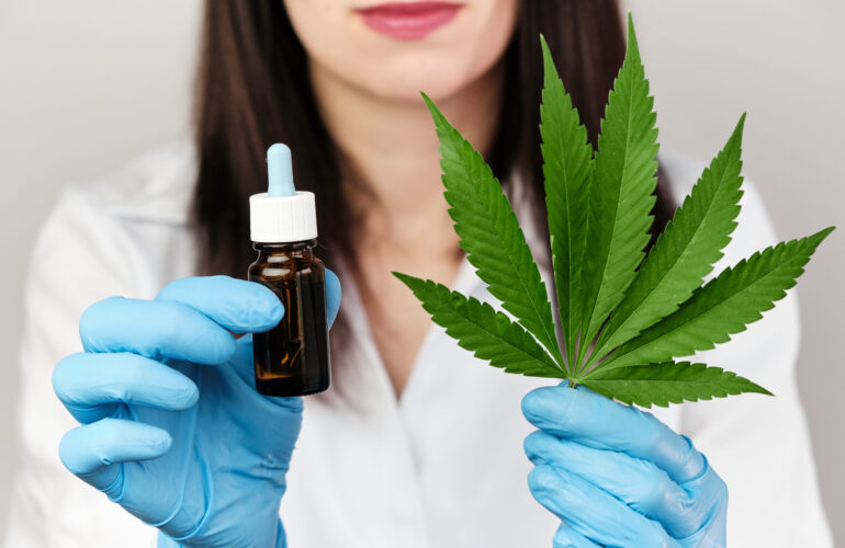 Sanidad se abre a que las farmacias puedan dispensar cannabis medicinal